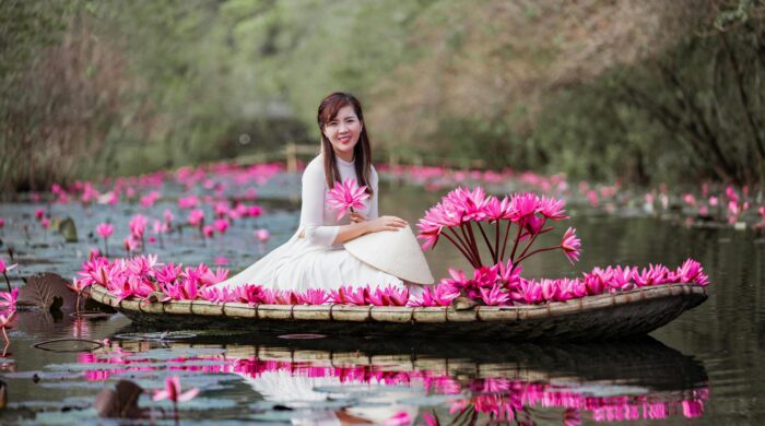 বাংলাদেশের জাতীয় ফুল শাপলা লতাপাতা ও ফোটে ভরা একটি প্রাকৃতিক দৃশ্য