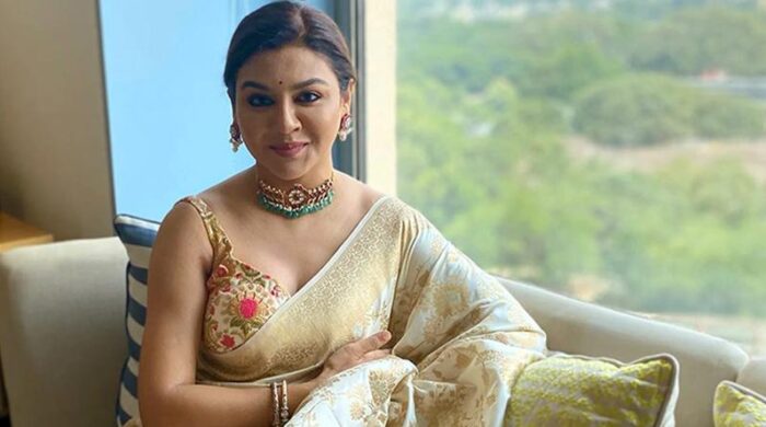 ক্রিম রঙের শাড়িতে জয়া আহসানের আকর্ষণীয় ও মার্জিত উপস্থিতি