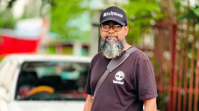 বাংলাদেশের গ্রামীণ অঞ্চলে ডিএমএফ চিকিৎসক রোগীদের চিকিৎসা দিচ্ছেন