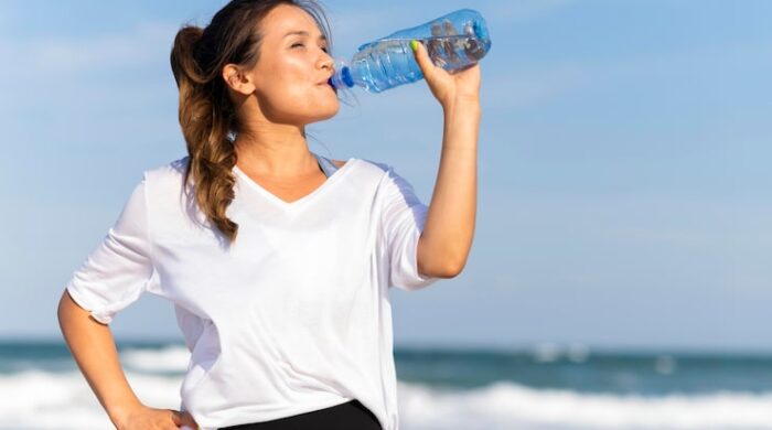 একজন মানুষ প্রতিদিন পর্যাপ্ত পানি পান করছেন, যা শরীরের সুস্থতা বজায় রাখছে