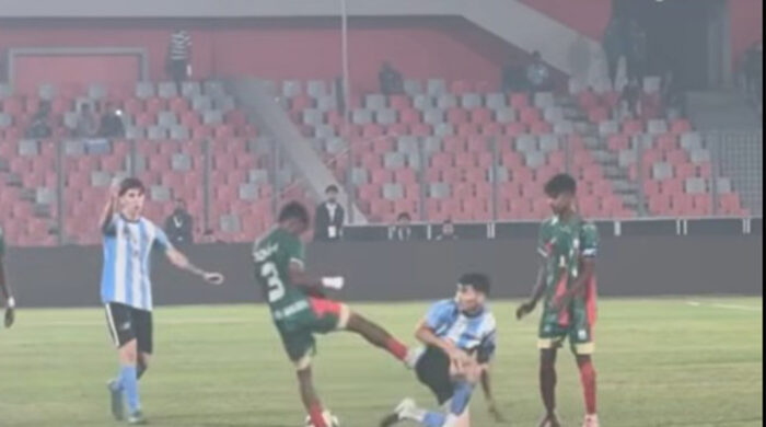 বাংলাদেশি ফুটবলারের মাঠে প্রতিপক্ষকে আঘাত করার বিতর্কিত মুহূর্ত